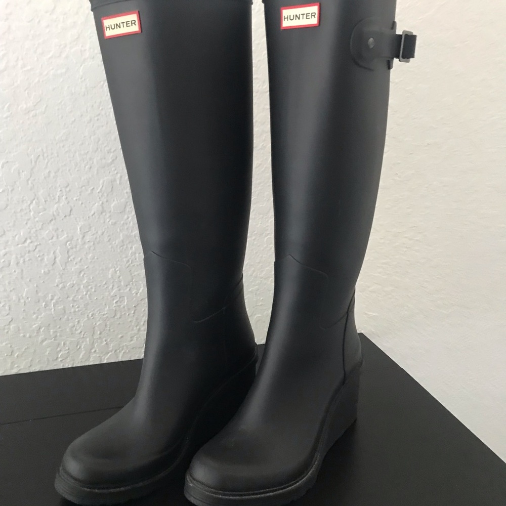 HUNTER boots used only once, spectacular black boots for winter.. size 8